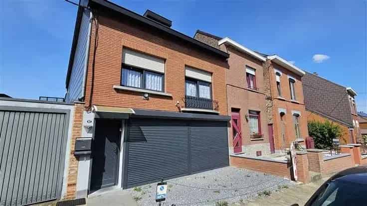 Huis te Koop Mons - Te renoveren huis met garages en tuin