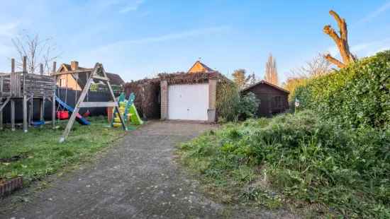 Halfopen bebouwing met 3 slaapkamers en grote tuin