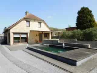 Villa te koop - Ruime gezinswoning met zwemvijver en energiezuinige voorzieningen