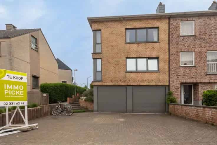 Huis Te Koop: 2 Appartementen 2 Garages Gunstig Gelegen