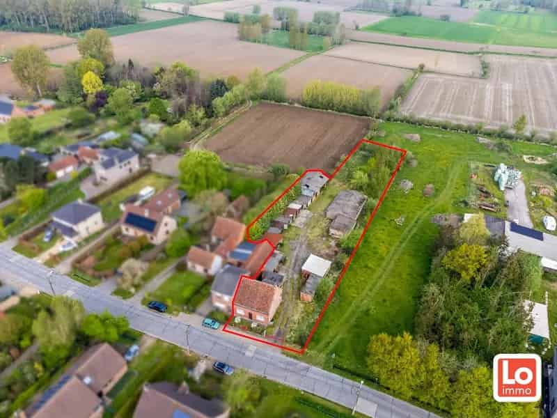 Landelijk gelegen halfopen woning met verschillende stallingen op groot perceel grond met open zicht in Zeveneken!