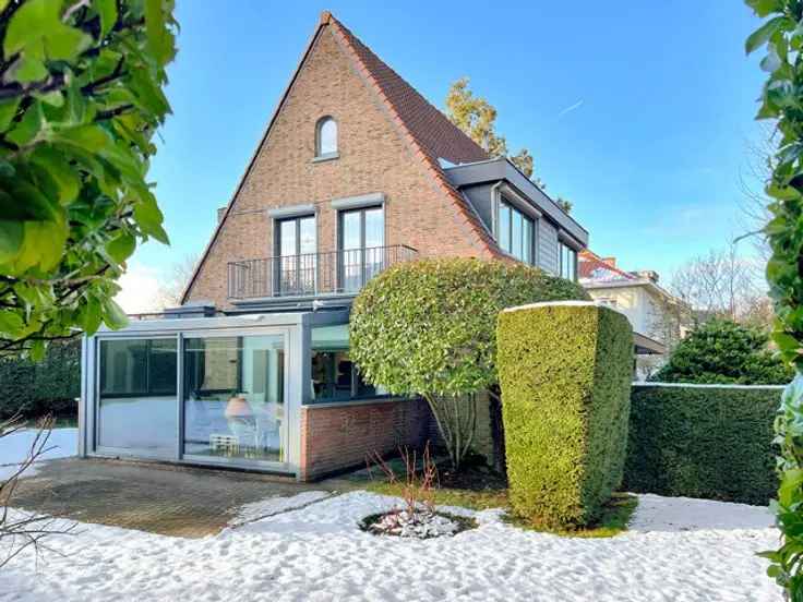 Elegant en Comfortabele Gerestylde Villa te Huur in Uccle