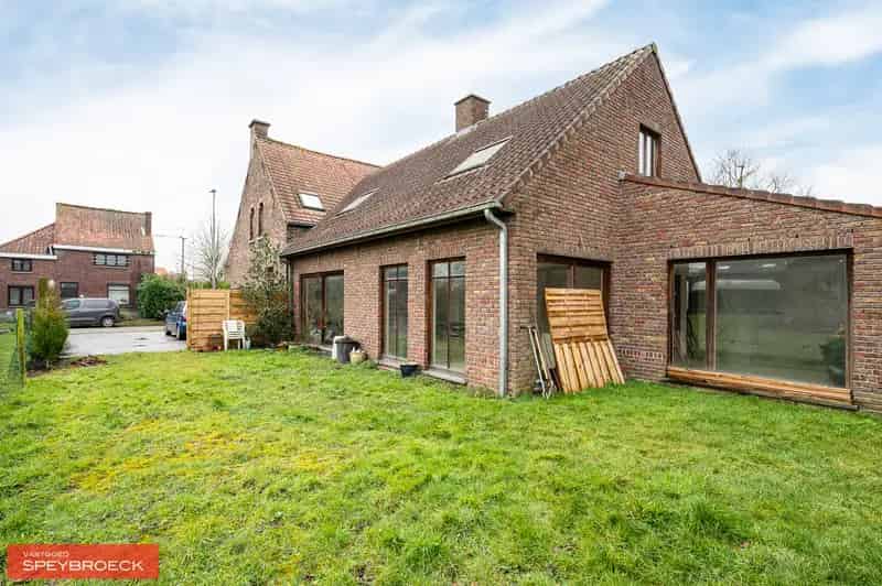 Huis te huur met grote tuin en aanbouw
