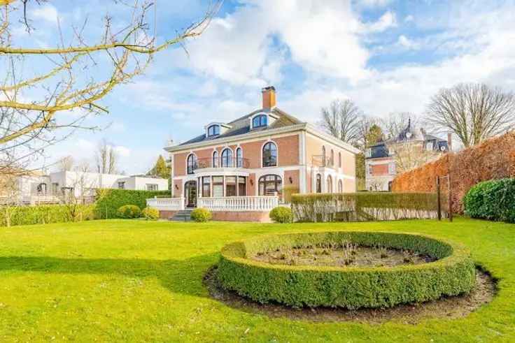 Te koop villa in Val Duchesse met 7 slaapkamers en binnenzwembad