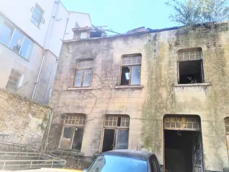 Huis Te Koop: Charmante Villa Te Renoveren Nabij Stadscentrum
