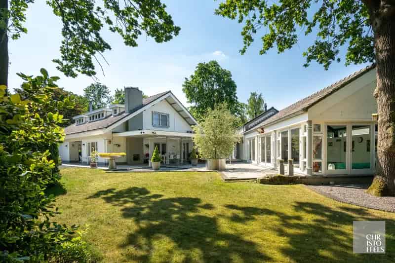 Huis te huur: Luxe villa met binnenzwembad en tuin