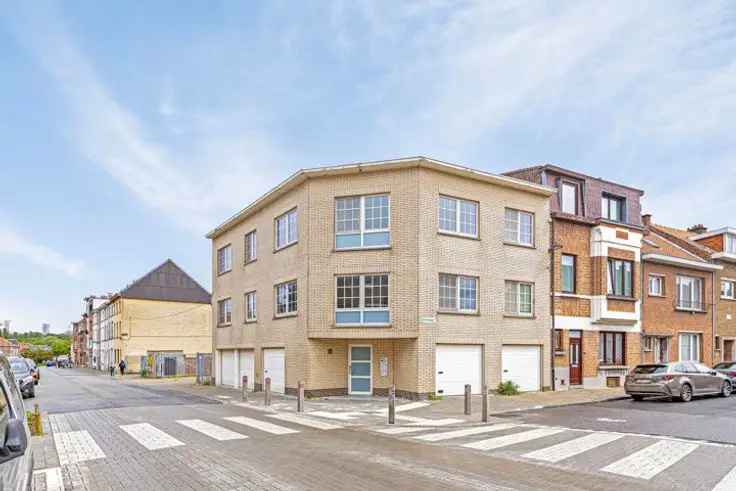 Te koop appartement opbrengstgebouw met 2 appartementen en 4 garages