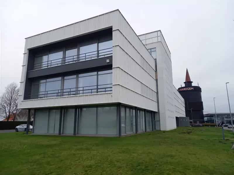 Recent gerenoveerd kantoorgebouw langs E17 156m² - 181m²