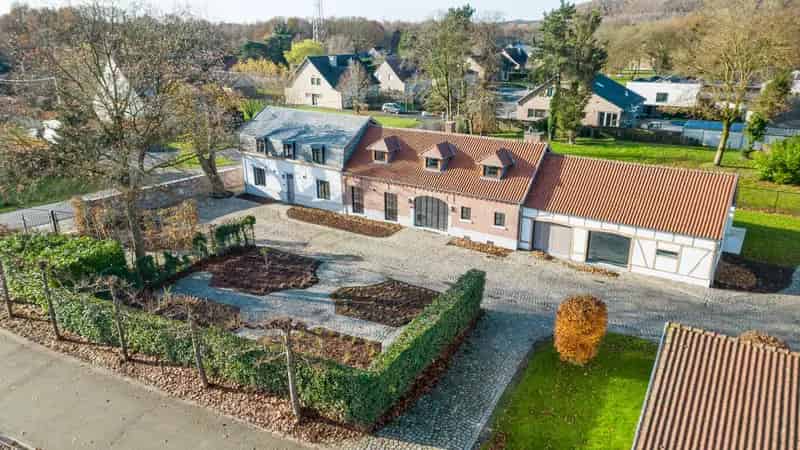 Luxe Landhuis met Paardenstallen Nabij Sentower