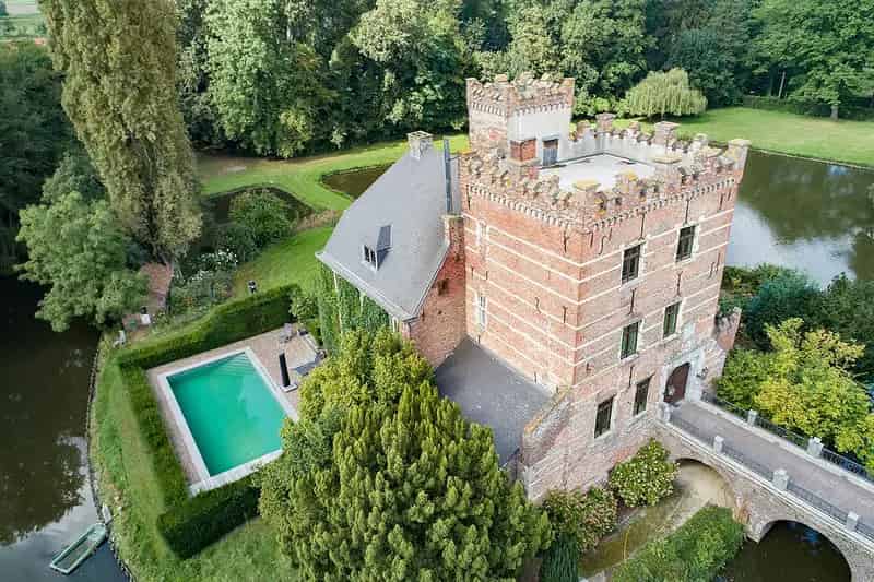 Kasteel te huur: Gerenoveerd domein met zwembad en café