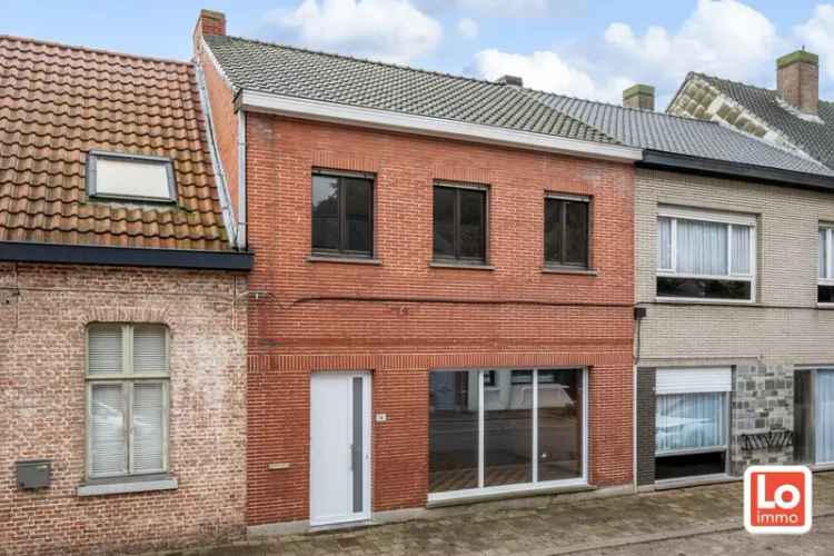 VERKOCHT! Ruime te renoveren woning met een afzonderlijke garage op een toplocatie in het centrum van Beervelde!