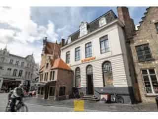 Handelsfonds Brugge: Rococo Huis met Appartementen