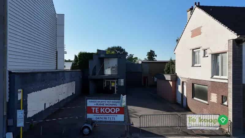 Ruime opslagruimte met uitstekende ligging en maximale visibiliteit in Torhout