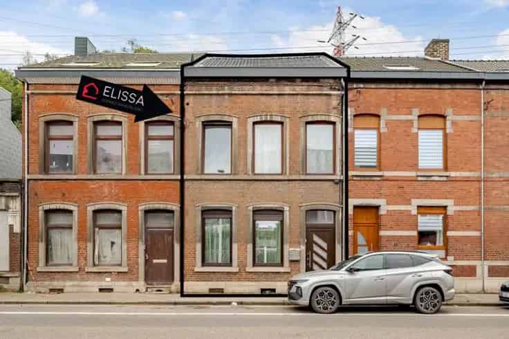 Huis Te Koop: Grote woning nabij voorzieningen