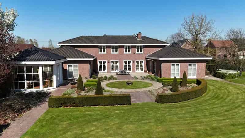Huis te koop Neeroeteren: Luxueuze villa met parktuin