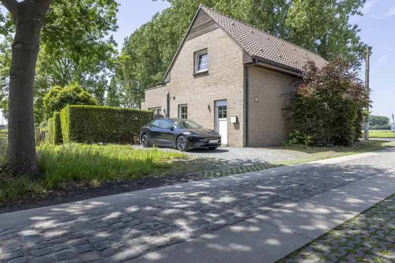 Woning met 3 slaapkamers en 7000m² weide