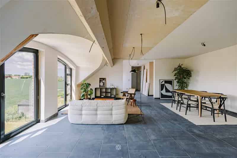 Ruim appartement te Saint-Sauveur 191m2 af te werken