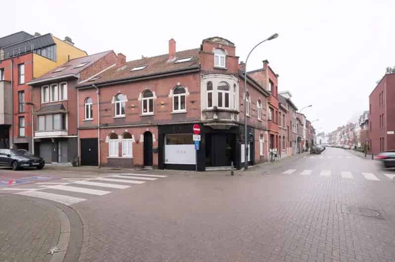 Karaktervolle hoeve te Diepenbeek met bijgebouw en bouwgrond
