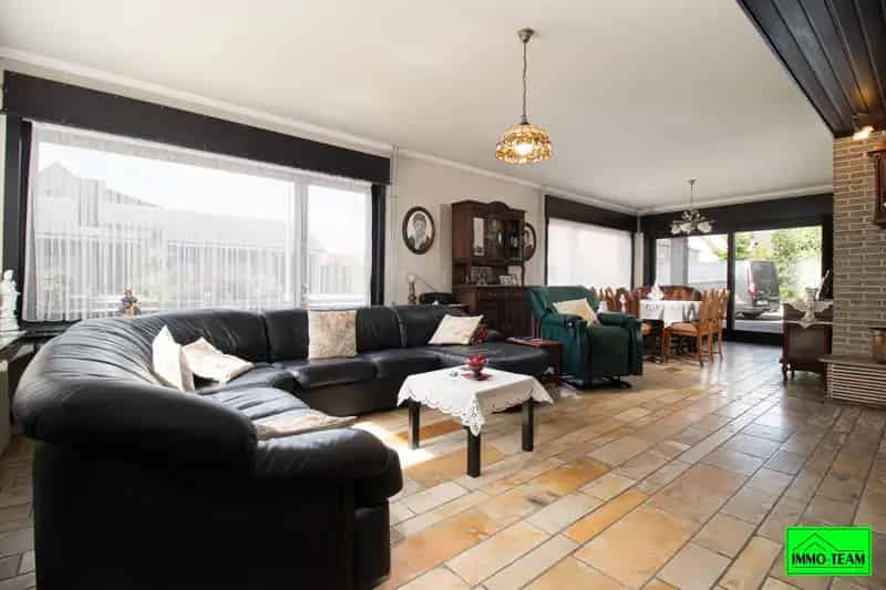 4-gevel woning in residentiële woonwijk