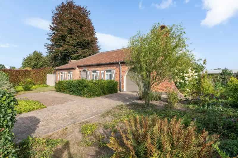 Mooie open bebouwing met knappe tuin in een rustige woonwijk