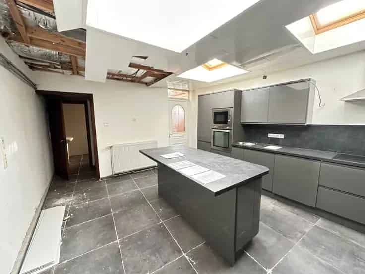 Te renoveren huis met 2 slaapkamers en tuin