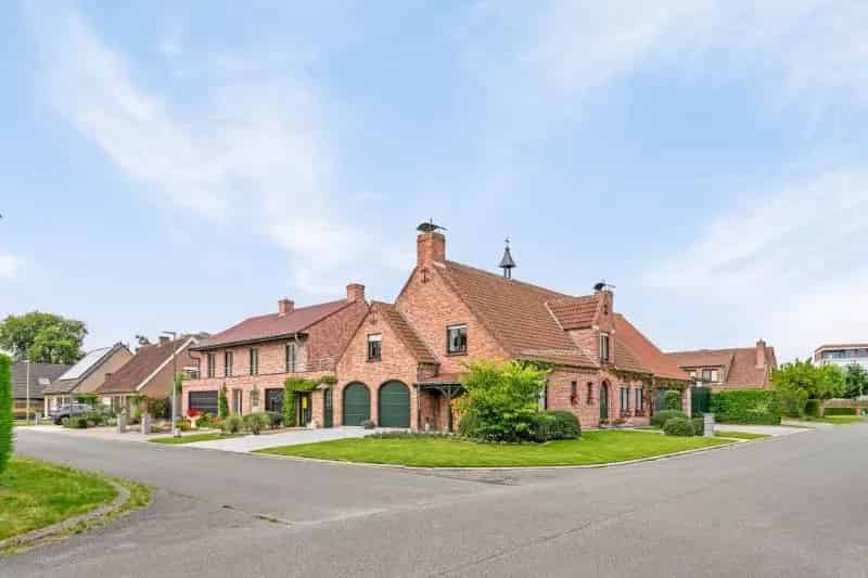 Ruime gezinswoning te koop met 4 slaapkamers en grote berging