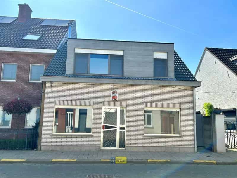 Huis te koop: Ruime woning te renoveren met grote tuin