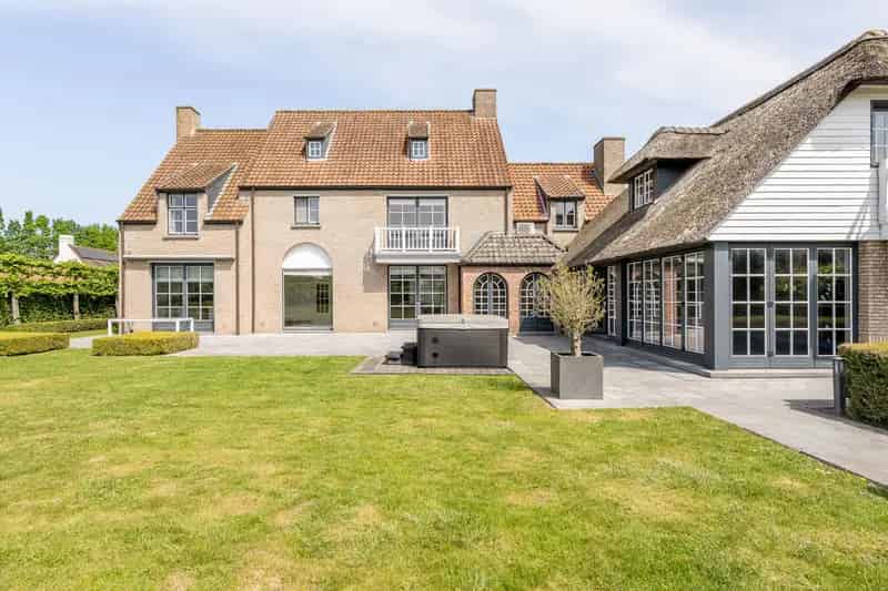 Luxe Villa te Koop: 7 slaapkamers, Binnenzwembad Wellness