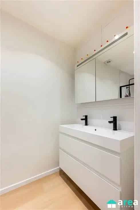 Appartement Te Koop: Recent gerenoveerd 2-slaapkamer appartement