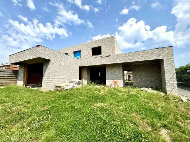 Huis te koop Tiegem: Ruwbouw met veel potentieel