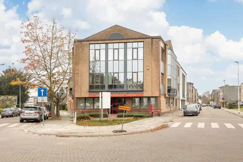 Moderne Showroom Hoeklocatie Volledig Gemeubileerd