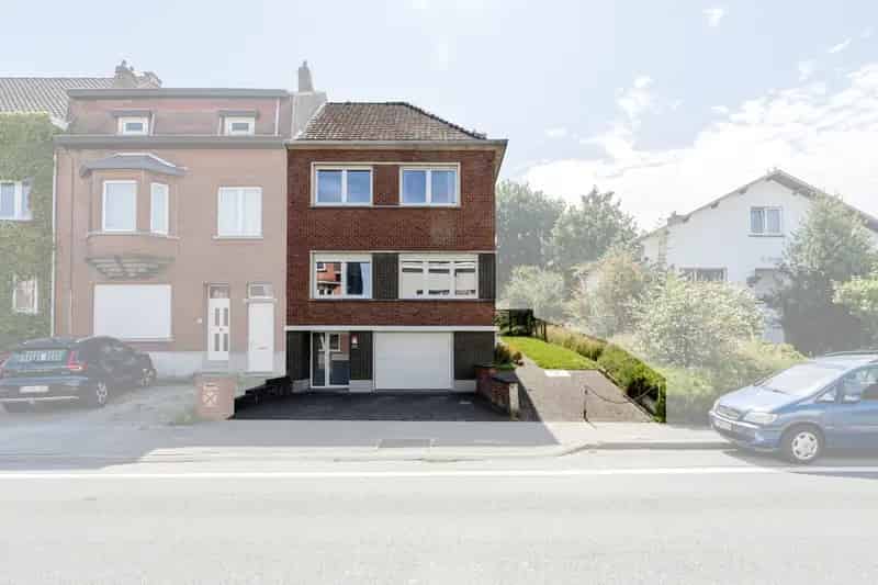 Deels gerenoveerde driegevelwoning  te Sint-Genesius-Rode 