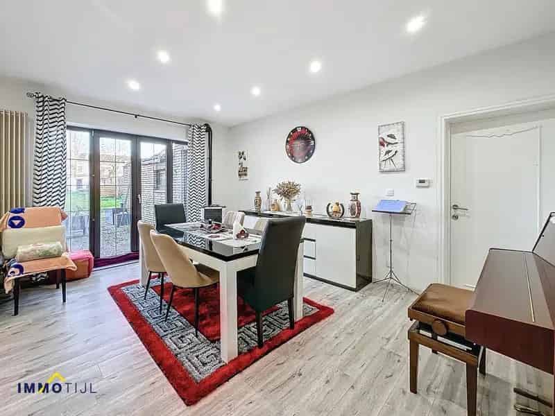 Huis te Koop Tollembeek: Ruime woning met 5 slaapkamers en tuin
