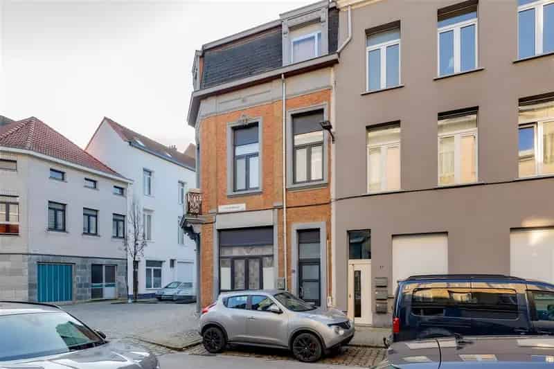 Huis te koop Berchem: Charmant hoekhuis nabij station