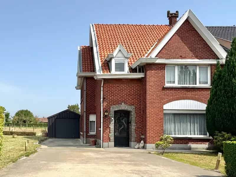 Halfopen woning te koop in Hulste met tuin, mogelijkheid tot 6 slaapkamers en garage.
