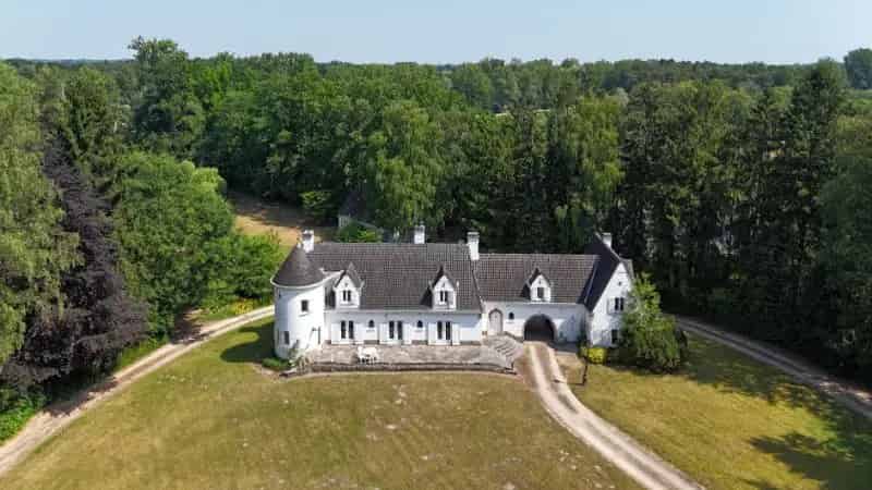 Kasteelvilla met bijgebouw 171 are grote vijver