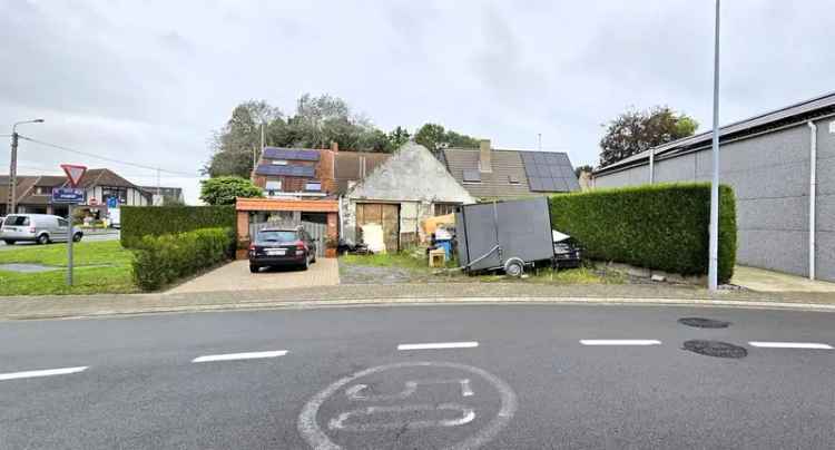 Te koop renovatiehuis in Beveren-leie met magazijn