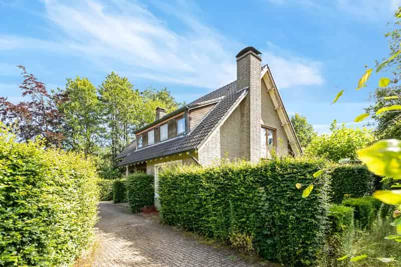 Te renoveren gezinswoning 4 slaapkamers 4454m2