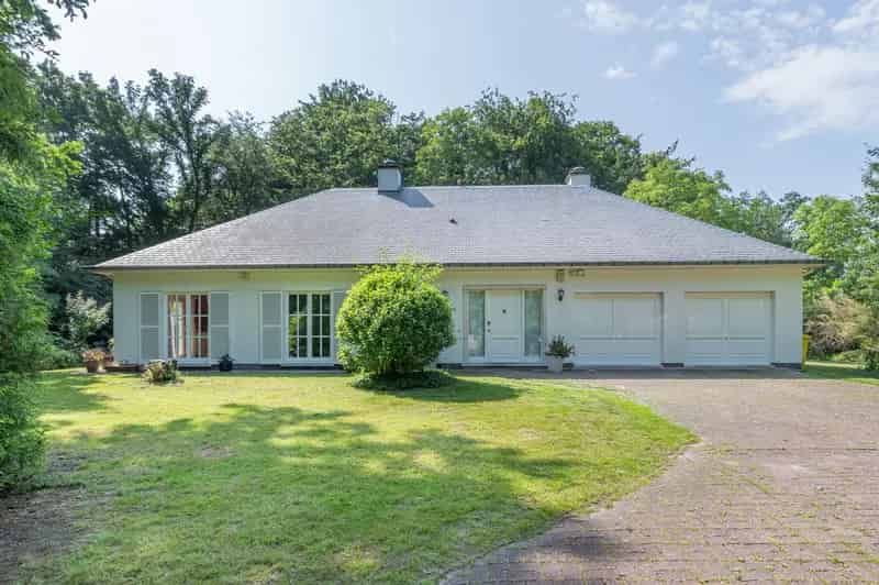Riant Jaren 80 Villa in Groene Omgeving