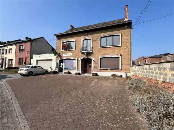 Huis Te Koop: Ruim Bedrijfspand met Tuin
