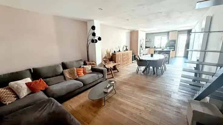 Huis Te Koop: Gerenoveerde woning met 2 slaapkamers en tuin