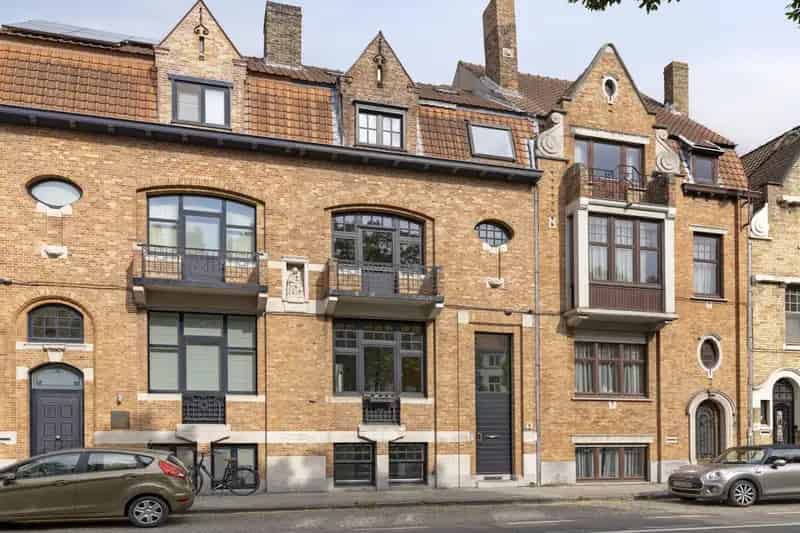 Statige Burgerwoning te Brugge 4 slaapkamers Praktijkruimte