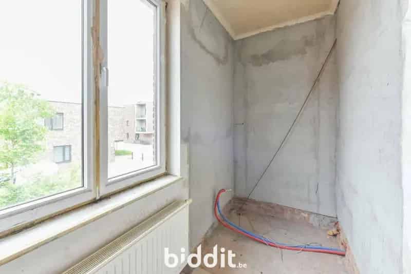 TE RENOVEREN HOEKWONING nabij winkels en openbaar vervoer