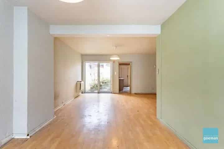 Huis te koop Schellebelle - Centraal gelegen woning nabij dorpsplein