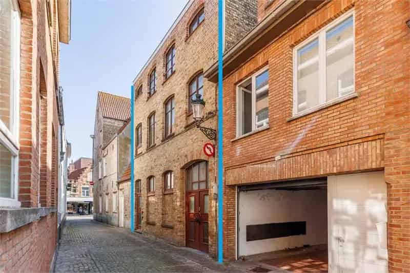 Te Koop Brugge: 2 Slaapkamers, 2 Studio's & Magazijn - Centrale Locatie
