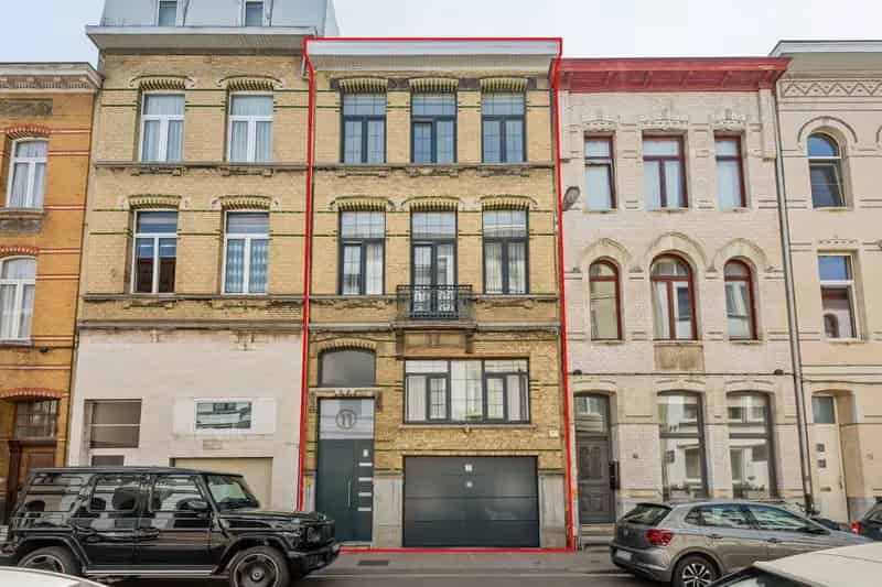 Huis met garage magazijn studio en 2 appartementen Antwerpen