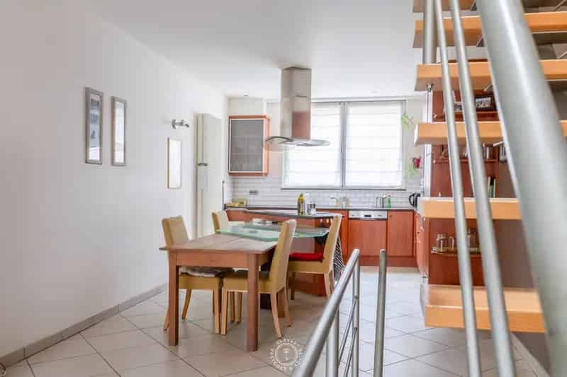 Bel-etagewoning met praktijkruimte te koop
