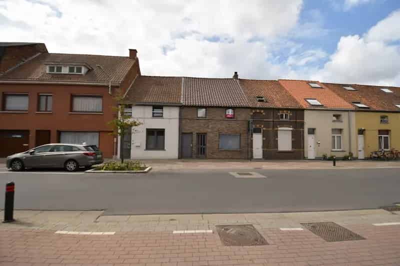 Huis te koop Eeklo: 3 slaapkamers, diepe tuin, renovatieproject