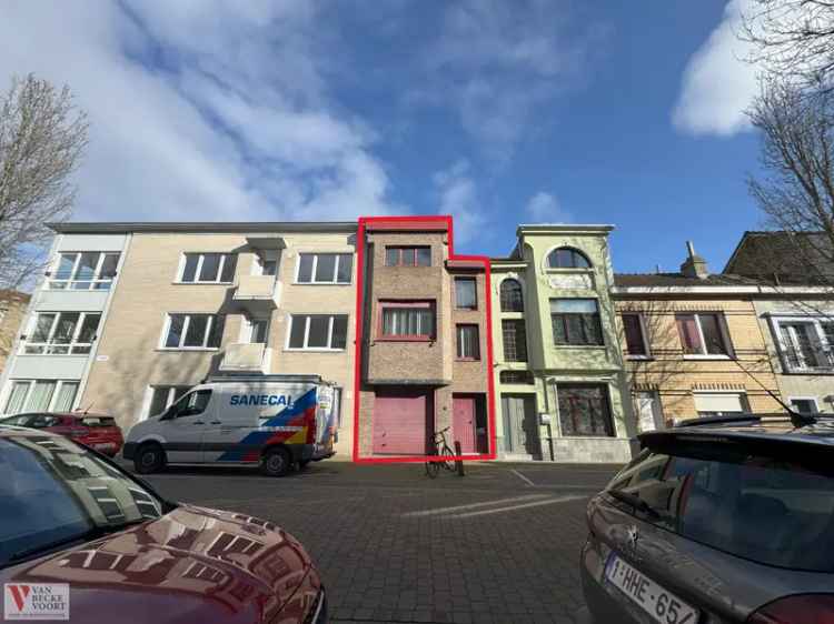 Te renoveren woning in Westerkwartier Oostende met garage en nabijheid van Sint-Catharinaplein