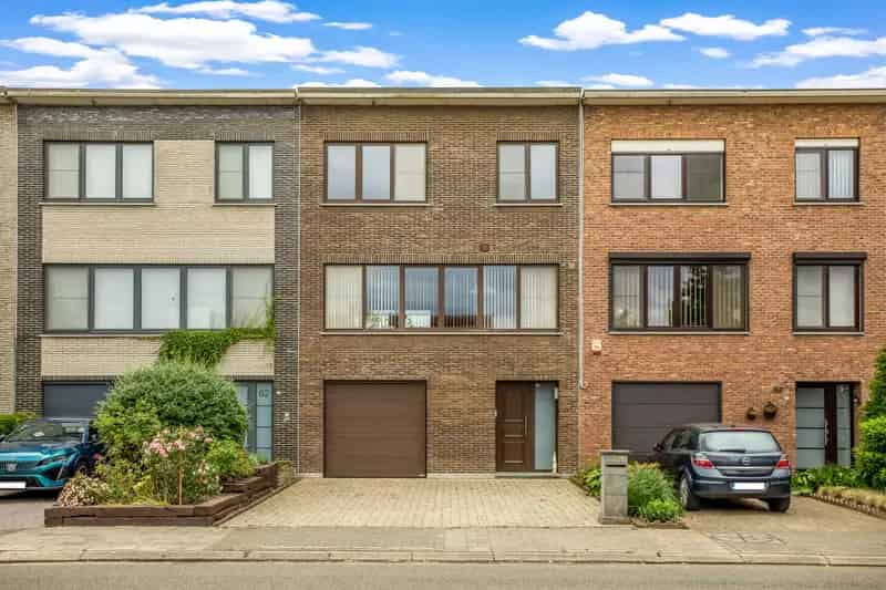 Huis te huur Stabroek: Ruime Bel-Etage 3 slaapkamers Garage Tuin